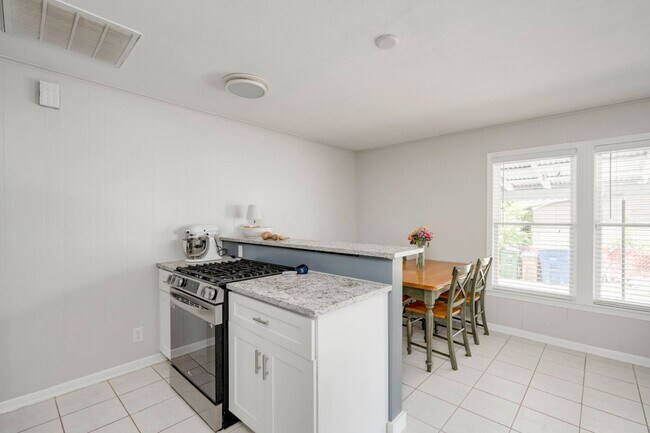 Building Photo - 5000 Lynndale Dr