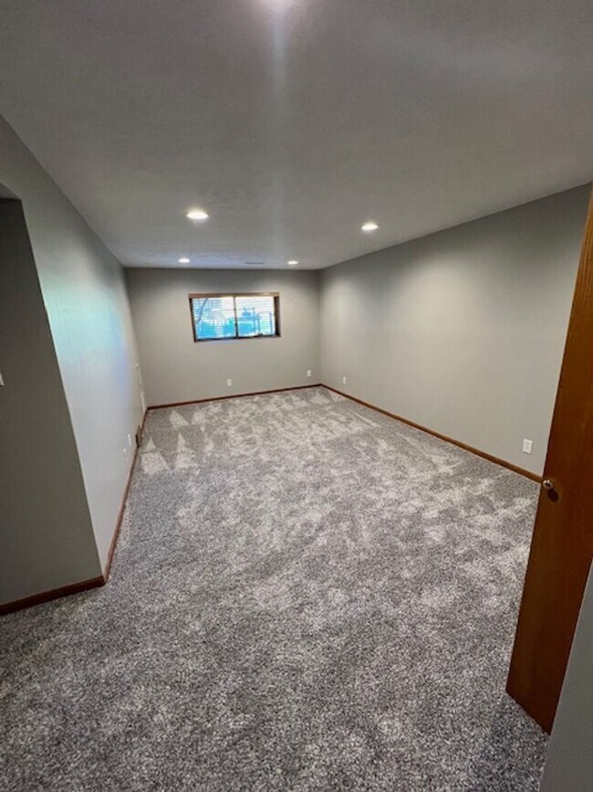 Building Photo - Bright & Spacious 3 Bedroom With Finished ...