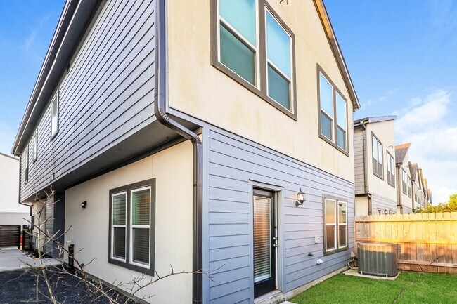 Building Photo - 337 N Centro Cir