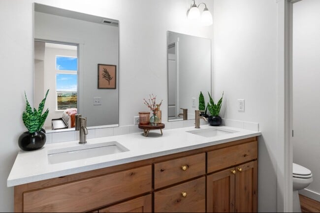 Building Photo - Free First Month Rent!