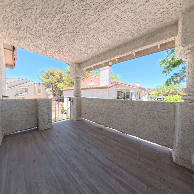 Building Photo - Stunning 2-Bedroom Condo 2nd Floor at The Lakes!