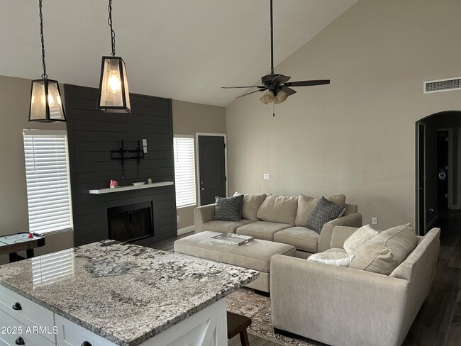 Building Photo - 826 E Rockwell Dr