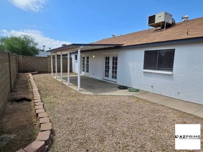 Building Photo - This home is adorable!