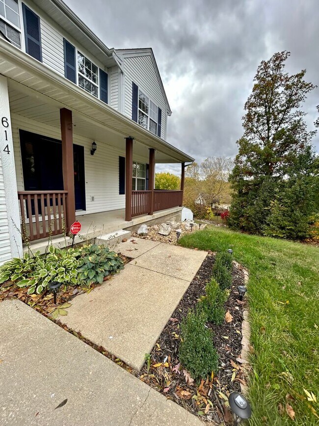 Building Photo - Beautiful 3 level home on a quiet cul-de-sac in Greenbrier Knolls--AVAILABLE NOW!!!!