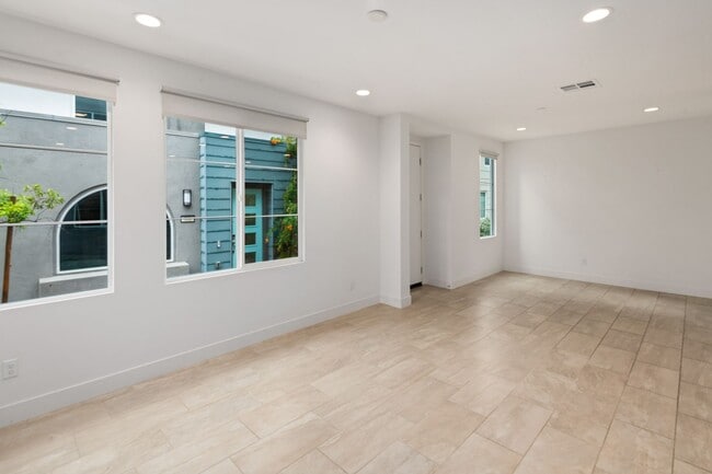 Building Photo - 3 Bedroom + Loft for Lease GREAT PARK LOCA...