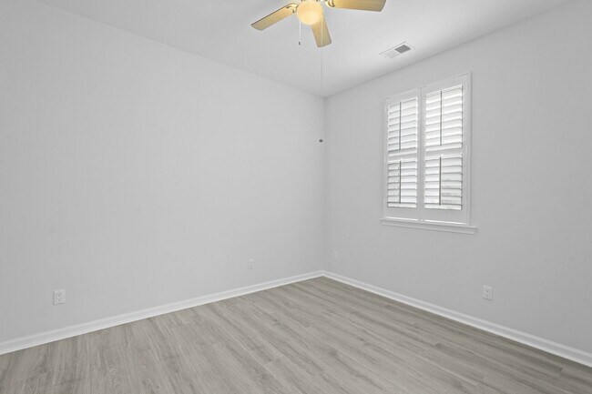 Building Photo - "Charming 2-Bedroom Retreat with 2 Baths and Den - 1558 Sq. Ft. of Comfort in Latitude Margaritav...