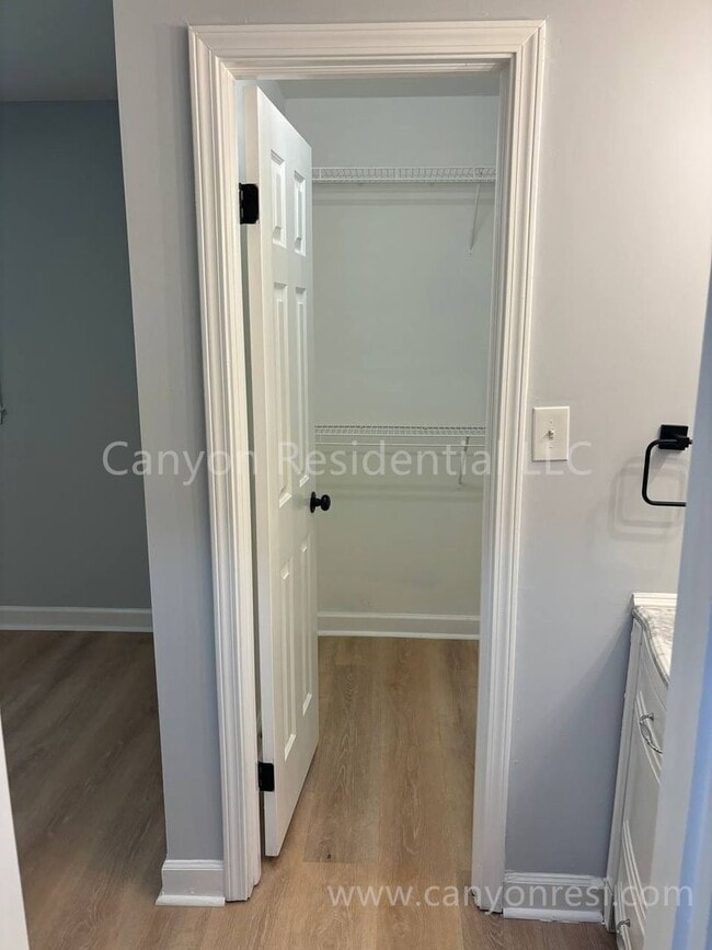Building Photo - Stylish 3 Bed, 2 Bath Retreat: Modern Livi...