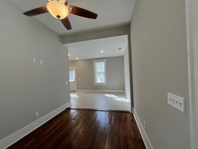 Building Photo - 3 Bedroom 2 Bathroom with washer/dryer, shared fenced in yard