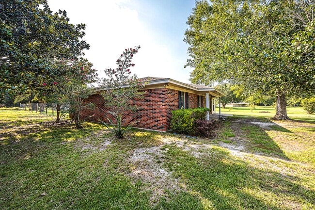 Building Photo - Move in ready 3 Bed 2 Bath Home in East Central School District!