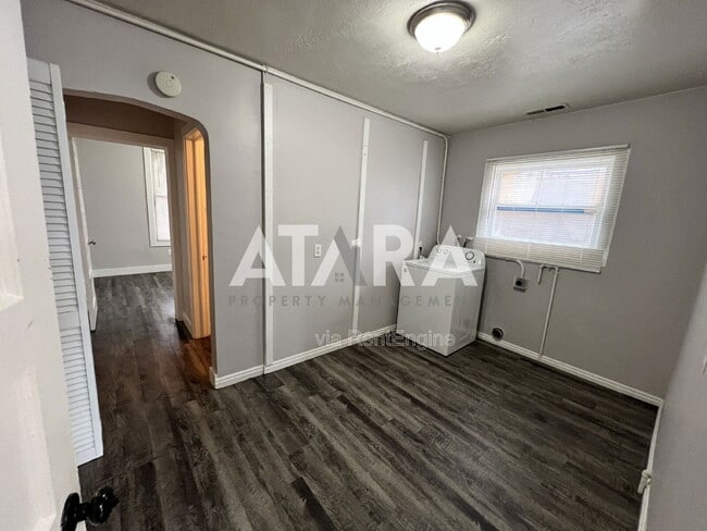 Building Photo - 254 Fern Ave N