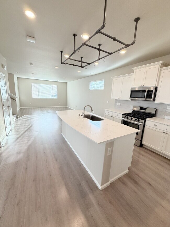 Building Photo - Newer Build 3 Bedroom 3 Bathroom- Single Family Home