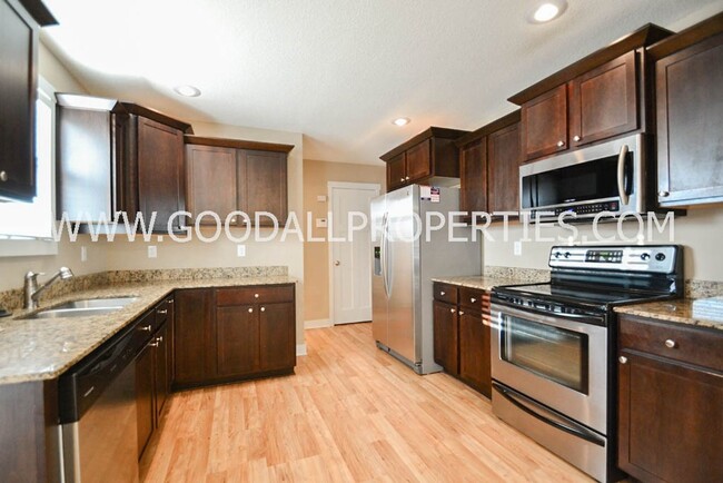 Building Photo - 4 Bedroom, 2.5 Bathroom Home in Ankeny