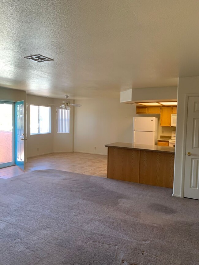 Building Photo - 2 bedroom, 2 bathroom upstairs condo in Ro...