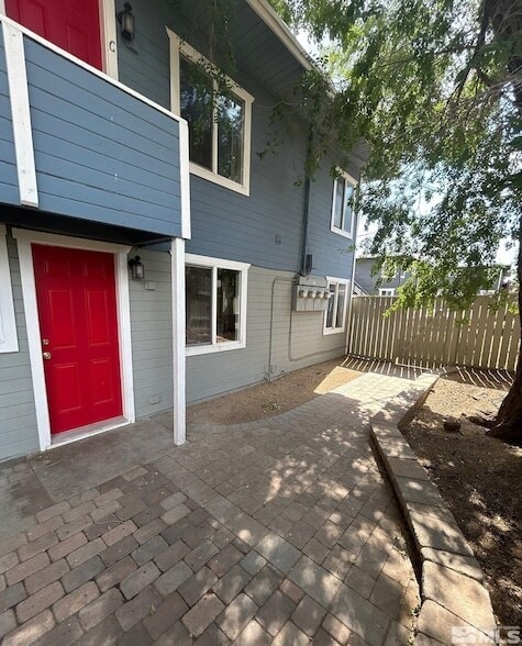 Building Photo - 695 Denslowe Dr
