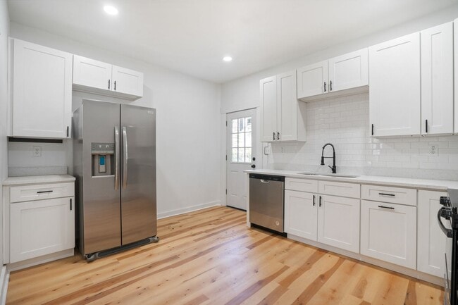 Building Photo - Newly Renovated 4 Bed, 2 Bath Home - Off-S...