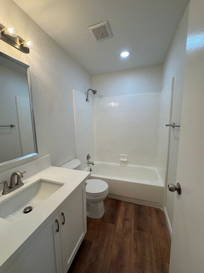 Building Photo - Downstairs 2 bed, 1 bath newly remolded unit coming soon!!