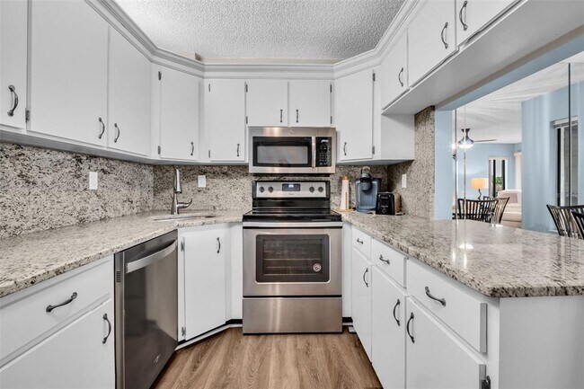 Building Photo - 2523 Pine Ridge Way S