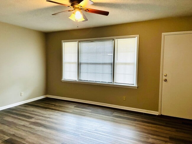 Building Photo - 01735