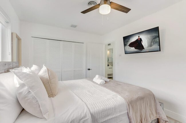 Building Photo - 2325 NE 195th St