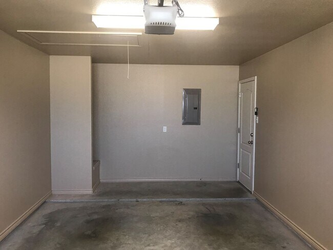 Building Photo - Beautiful 3bed/2bath Duplex near Clear Cre...
