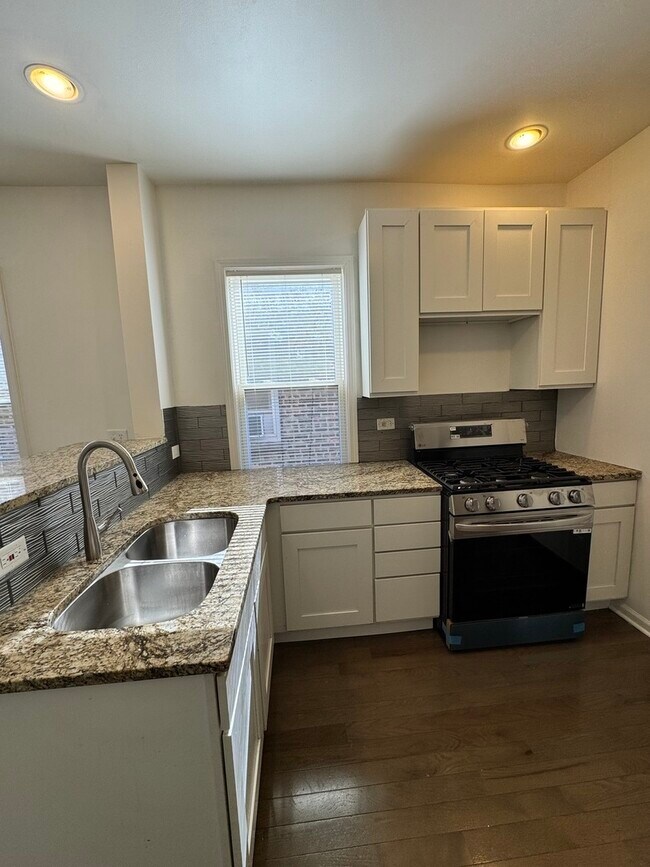 Building Photo - 1748 N Austin Ave