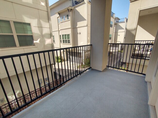 spacious balcony off of living room - 3406 La Branch St