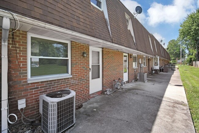 Building Photo - 53 Neil St