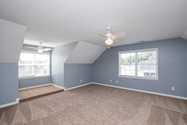 Building Photo - 4 Bedroom 2 Bath