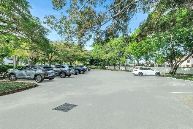 Building Photo - 1901 Bermuda Cir