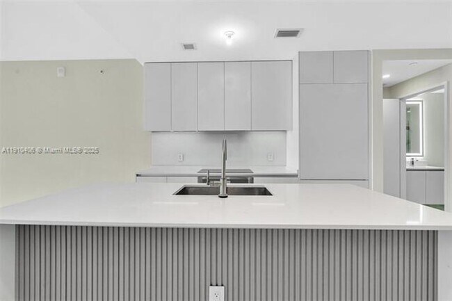 Building Photo - 700 NE 24th St