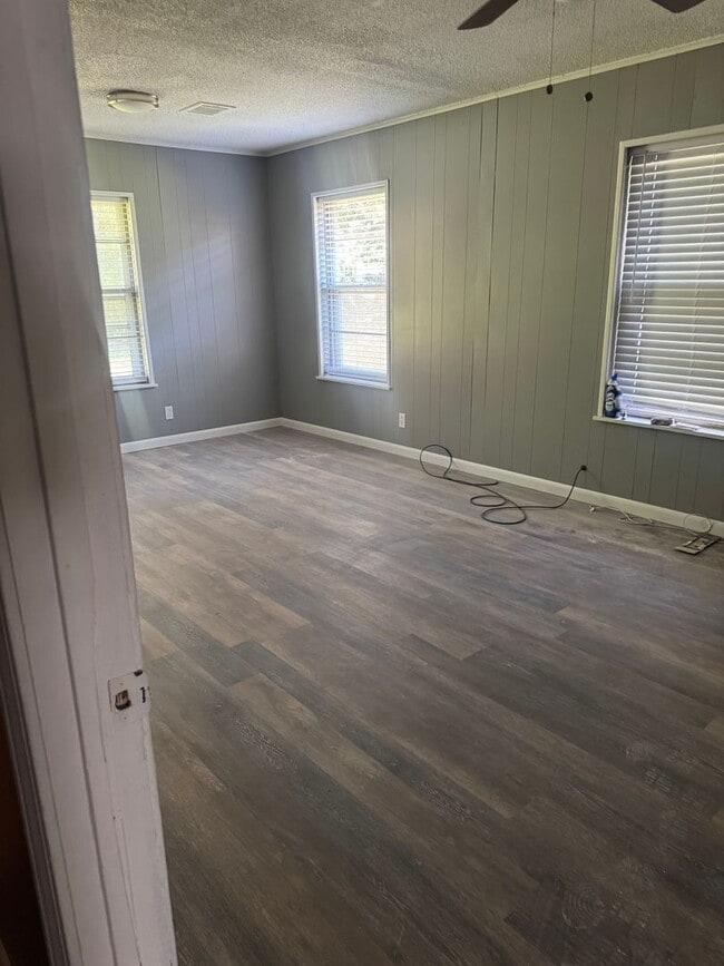 Building Photo - Completely Remodeled 3 Bed, 2 Bath Home in...