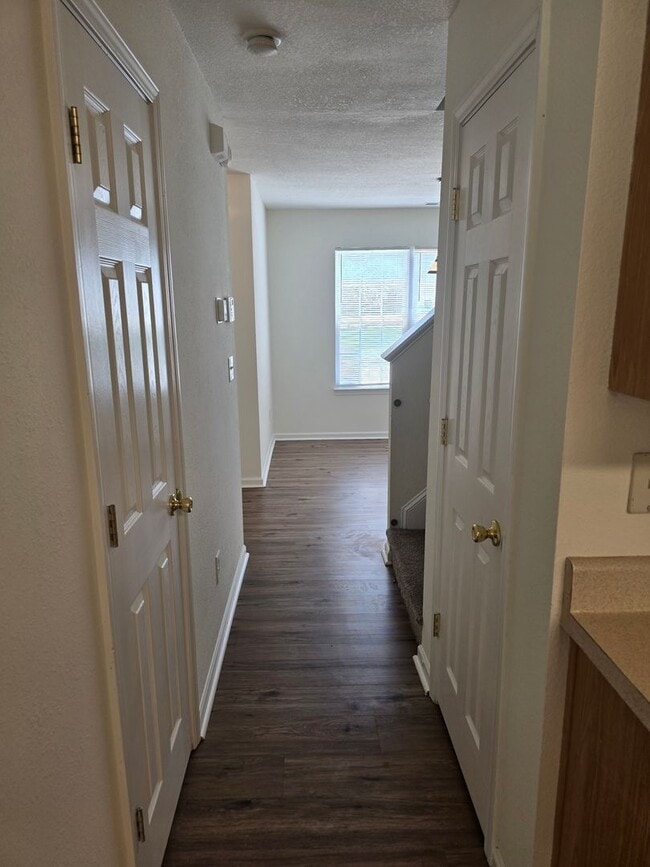 Building Photo - Located in Parkers Xing a home with 4BR/2....