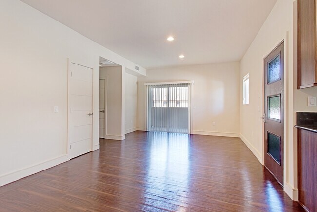 Building Photo - 94- #4 N. Oakview Drive