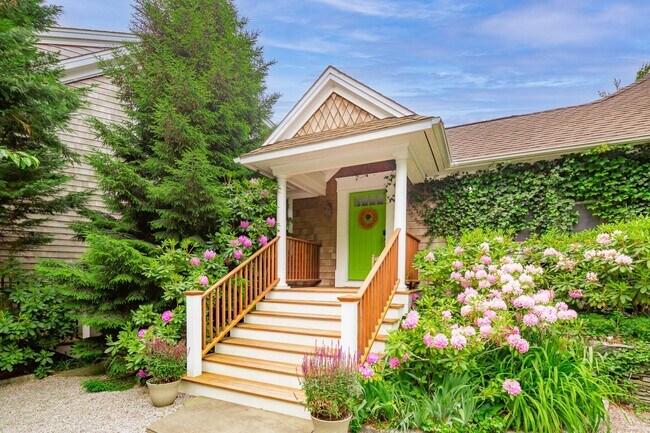 Building Photo - 565 Montauk Hwy
