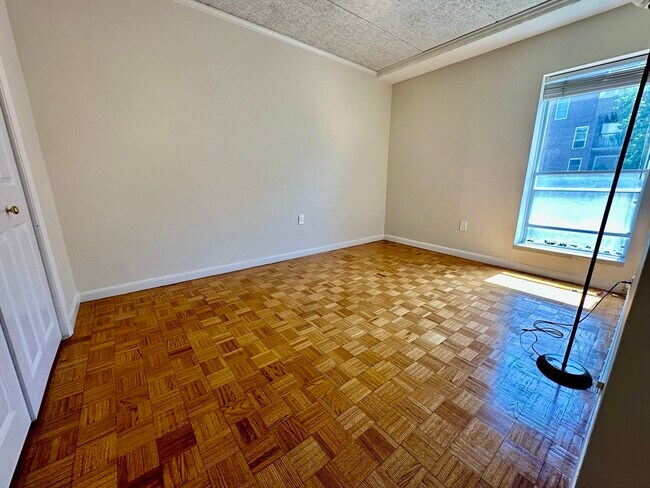 Building Photo - 41 Broadlawn Park