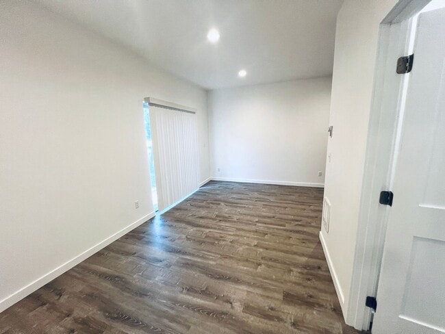 Building Photo - Almost new 3 bedroom, 3 bath Townhome