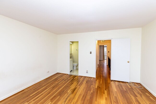Building Photo - Large SW DC Townhome with Parking