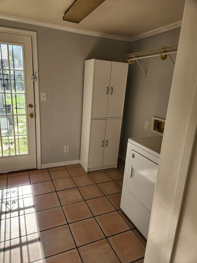Building Photo - HUD ACCEPTED!! Adorable updated 2bedroom 1...