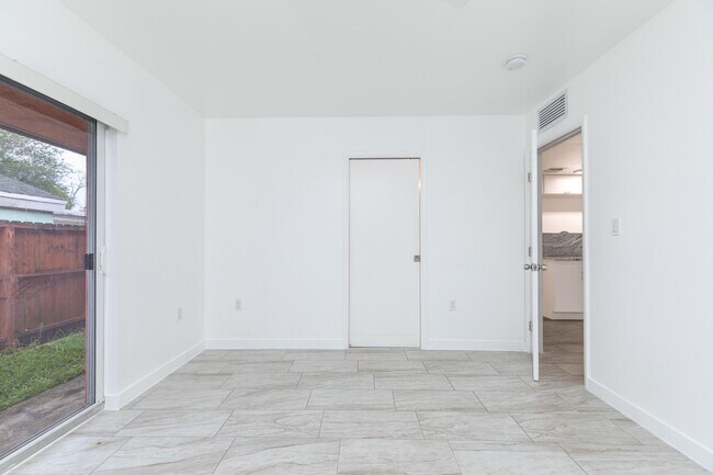 Building Photo - 5918 Pierce St