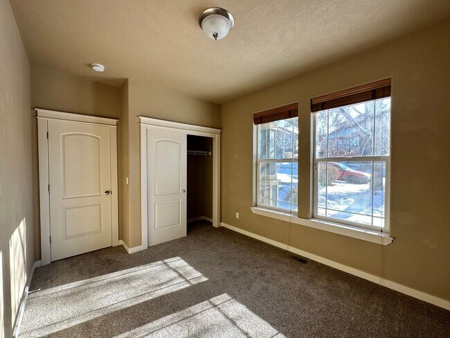 Building Photo - SPACIOUS SINGLE FAMILY HOME LOCATED IN SW REDMOND!