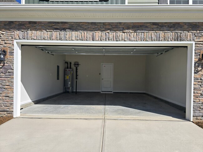 Building Photo - 5501 Hydrangea St