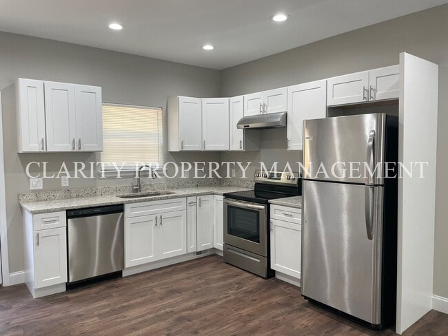 Building Photo - Modern townhome!