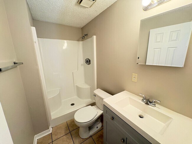 Building Photo - Remodeled 3/2 with huge yard in Sandalwood