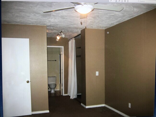 Master bed - 8308 Regents Rd