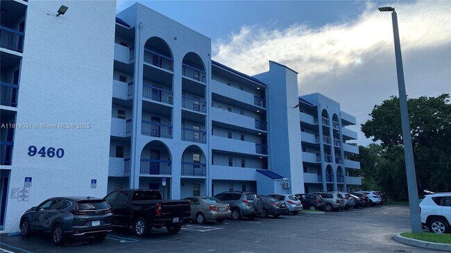 Building Photo - 9460 Fontainebleau Blvd