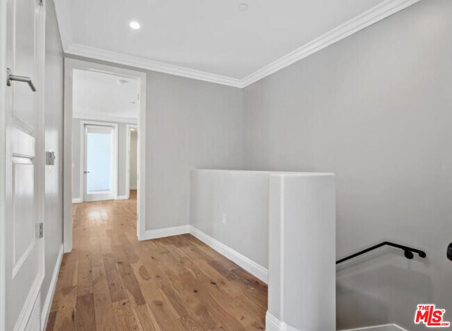 Building Photo - 1283 Havenhurst Dr