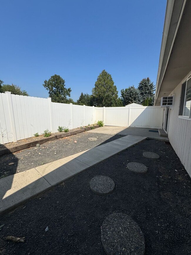Building Photo - 1018 Holbrook Ct