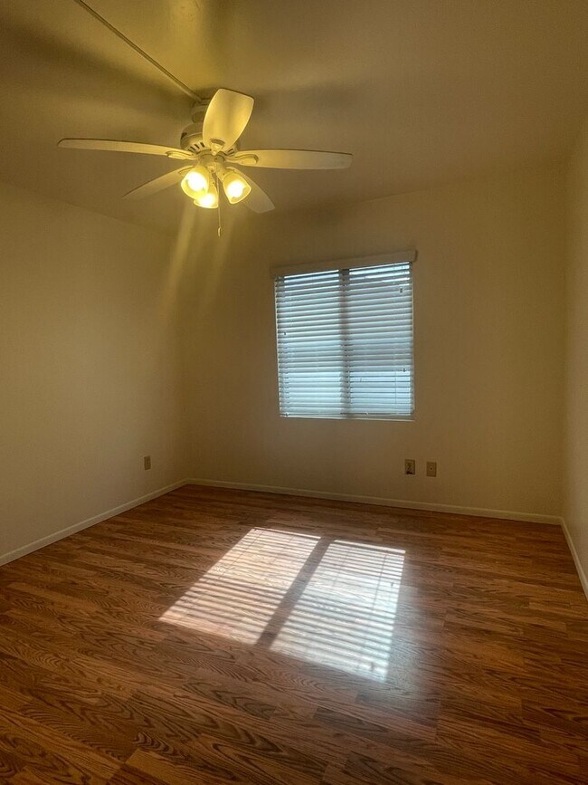 Building Photo - Two Bedroom Ground Floor Condo Near Presco...