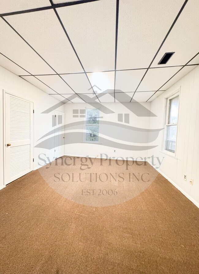 Building Photo - Broadway 62 - 62 1/2