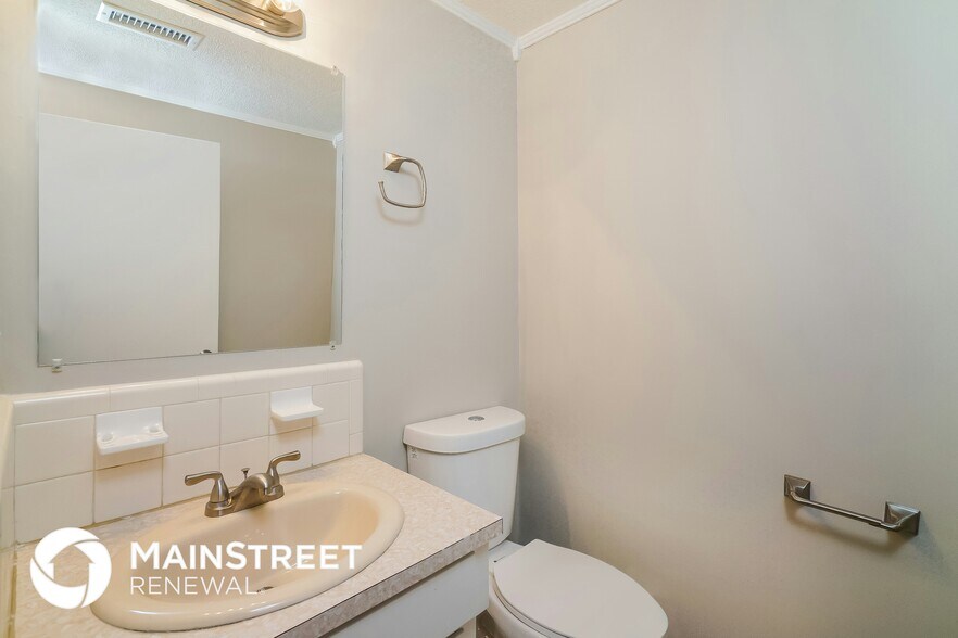 Building Photo - 6907 Mariemont Dr